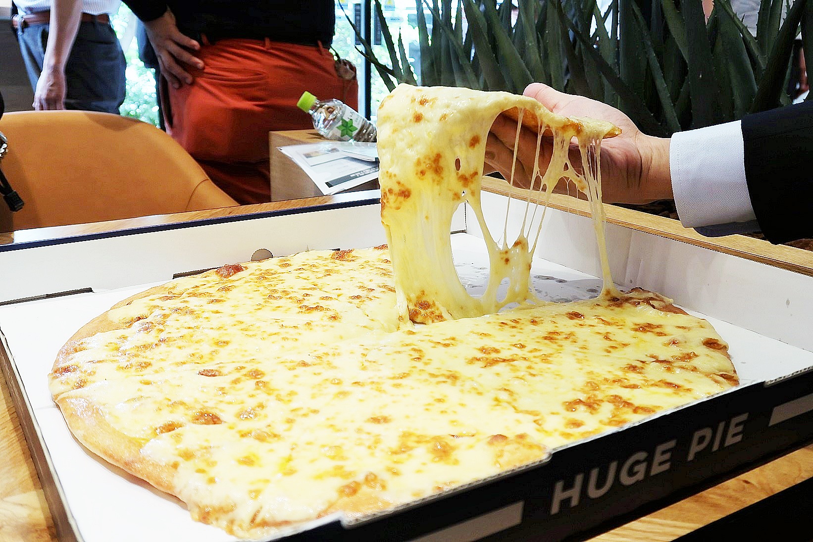 ニューヨーカー １キロ ウルトラチーズ が復活 ドミノ ピザ フードウイークリーweb 週刊食品