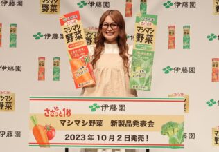 ギャル曽根がさすがの食べっぷり／伊藤園