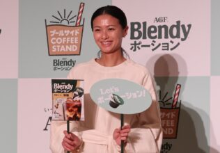 榮倉奈々がコーヒーかき氷を絶賛!／味の素AGF