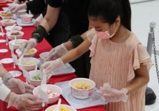「赤いきつね・緑のたぬき」製造現場を親子で見学／東洋水産