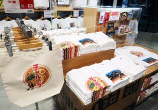 「明星チャルメラ」でユニクロ原宿店「UTme！」とコラボ／明星食品