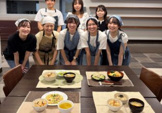 女子栄養大学生徒と“釜めしのある食卓”を提案／丸美屋
