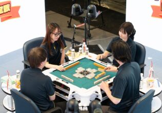 “完全メシ”で麻雀対決!? 初代「栄養位」決定戦開幕／日清食品