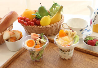 親子で朝パフェ作りに挑戦／アヲハタ