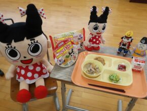 給食にスガキヤラーメン登場／寿がきや食品×豊明市