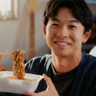 仲野太賀が〝一平ちゃん愛〟全開！「マヨ格子がけ」を熱血レクチャー／明星食品